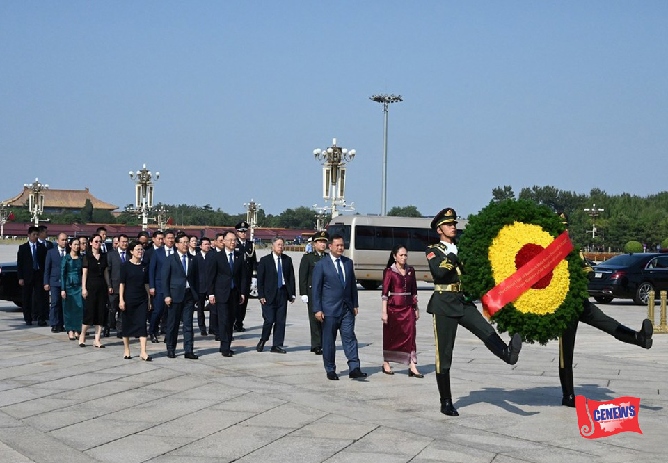 【快讯】洪玛奈总理向人民英雄纪念碑敬献花圈